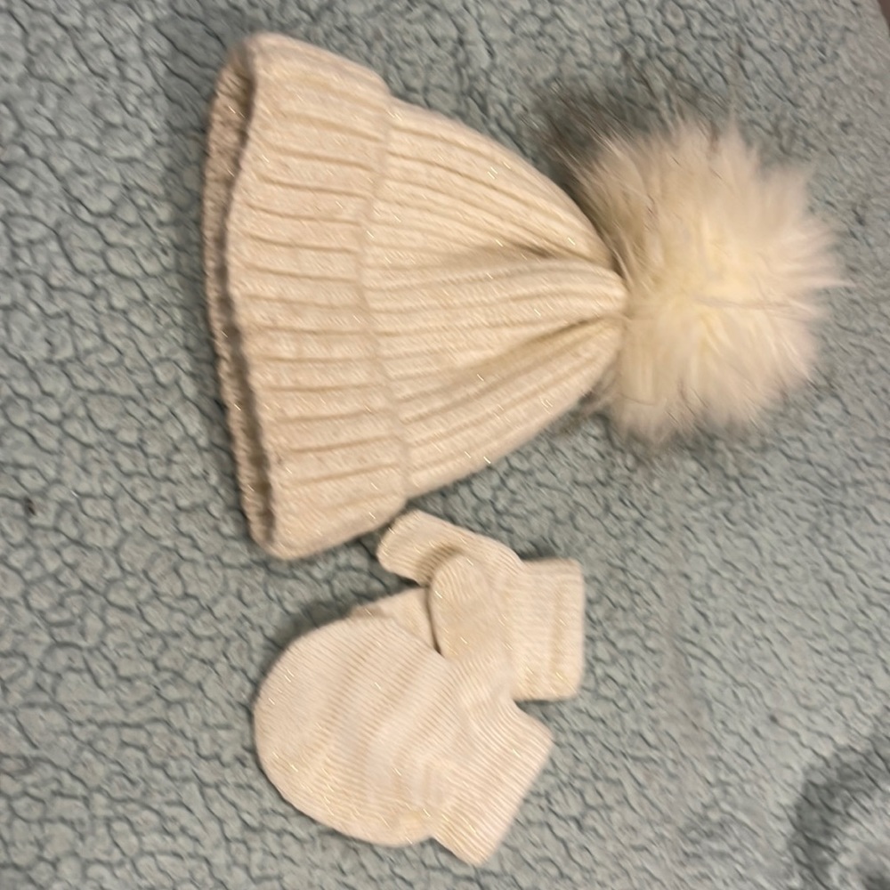 Toddler winter hat and mittens set